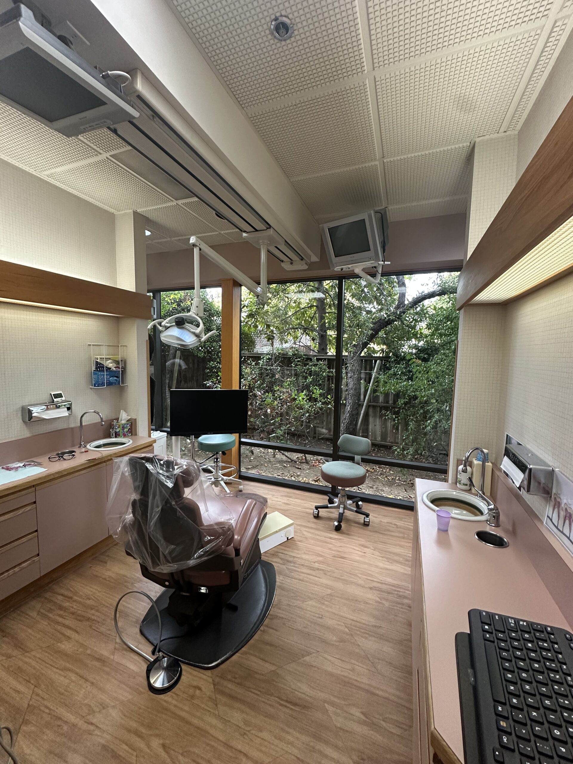 Dental office equipment and workspace